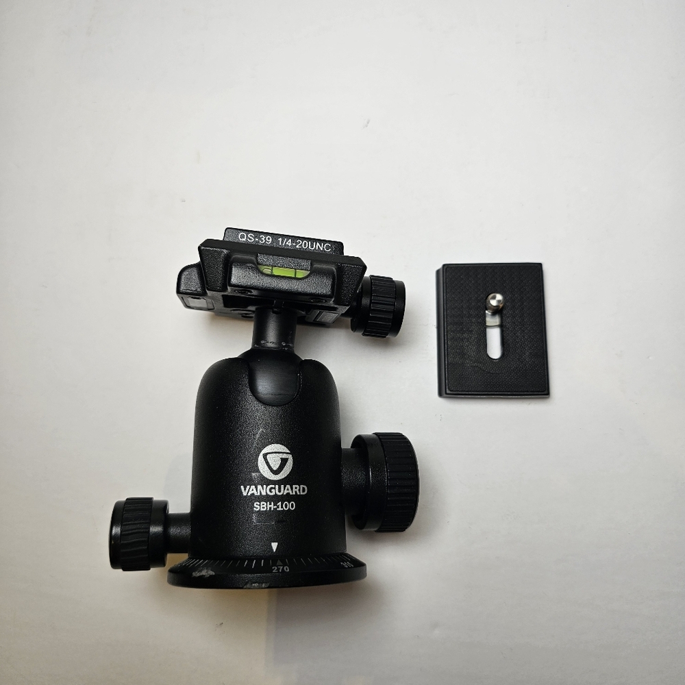 Vanguard SBH-100 tripod head with 2 quick release plates QS-39